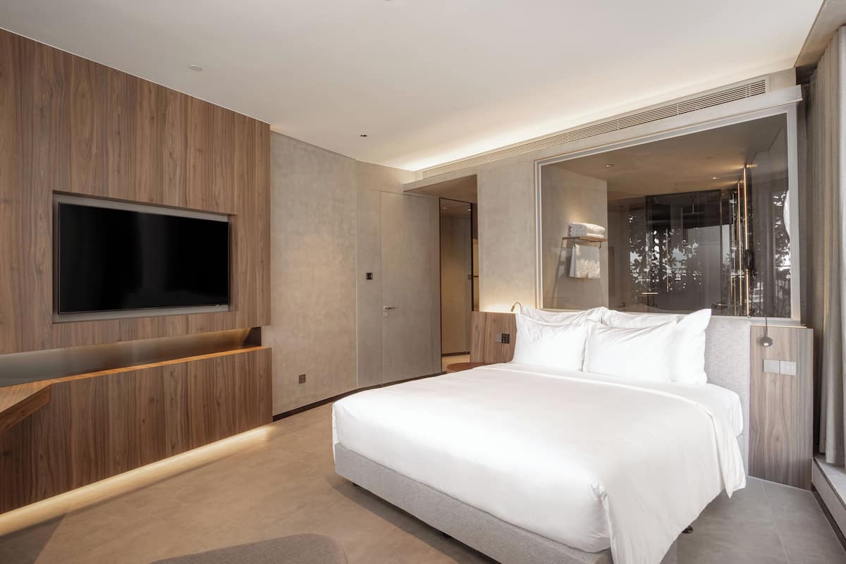 Habitación familiar, bañera (Connecting) | 1 dormitorio, ropa de cama de alta calidad, minibar y escritorio