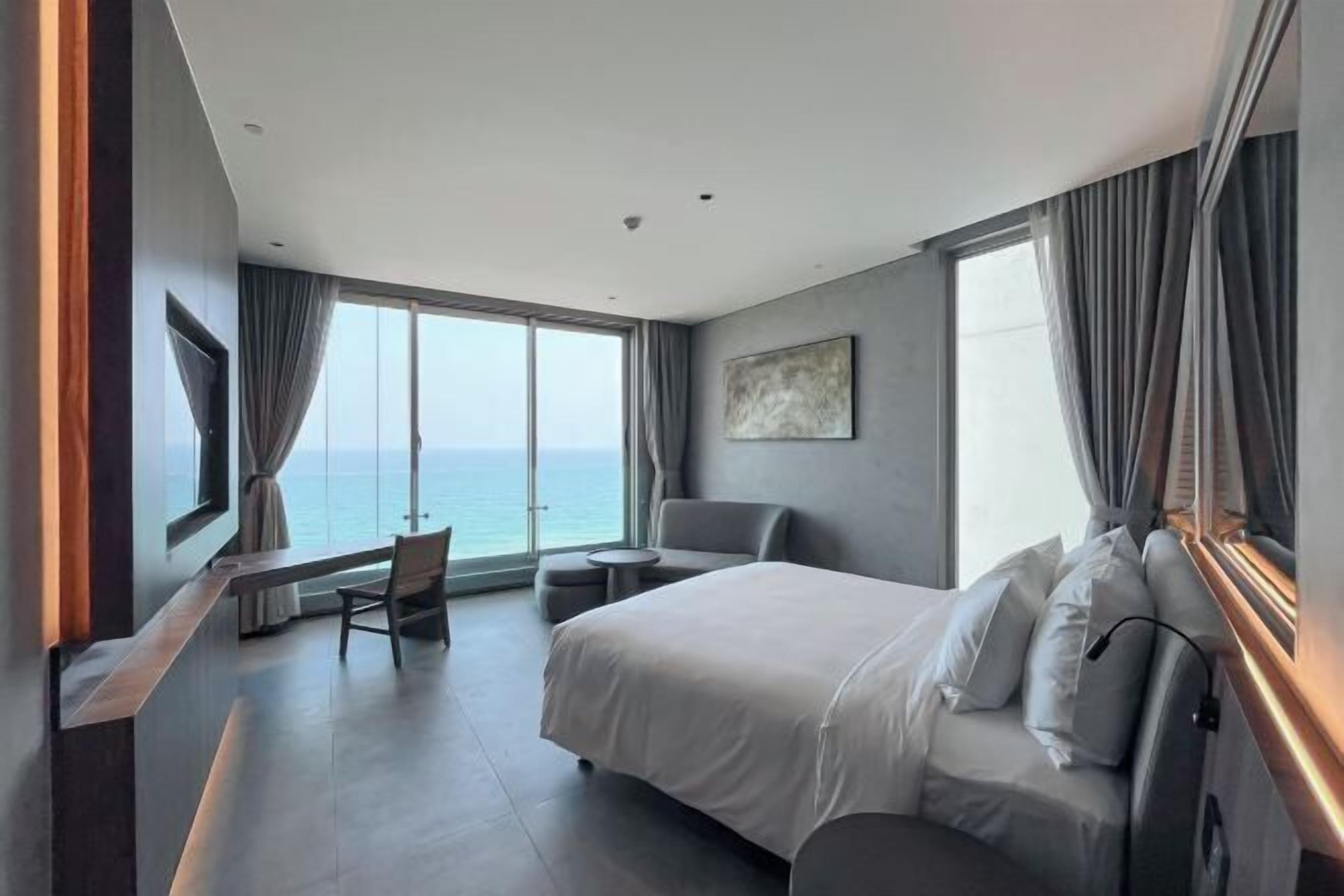 Ropa de cama de alta calidad, minibar, escritorio