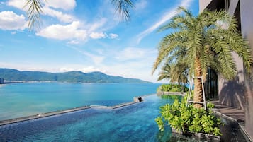 2 kolam renang terbuka