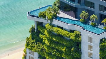 2 outdoor pools