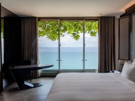 President Suite Free Daily High Tea | Premium bedding, minibar, desk, laptop workspace