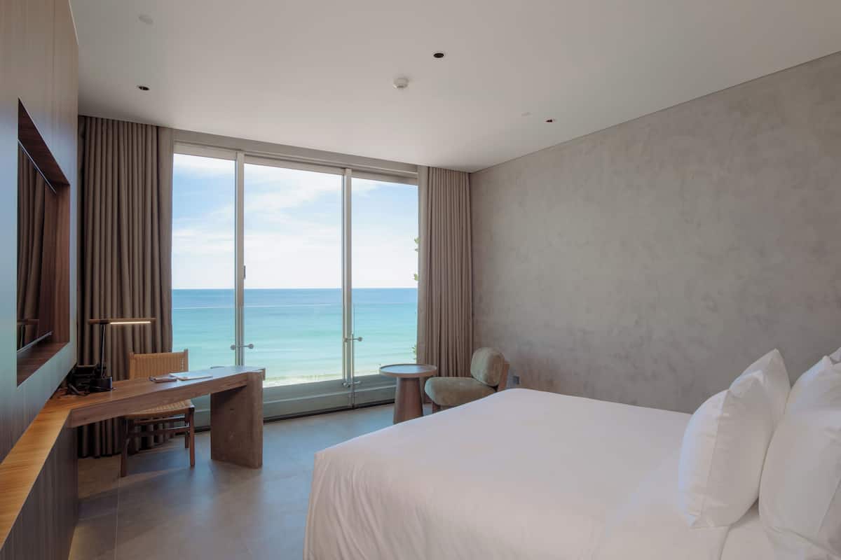 Habitación junior, frente al mar | 1 dormitorio, ropa de cama de alta calidad, minibar y escritorio