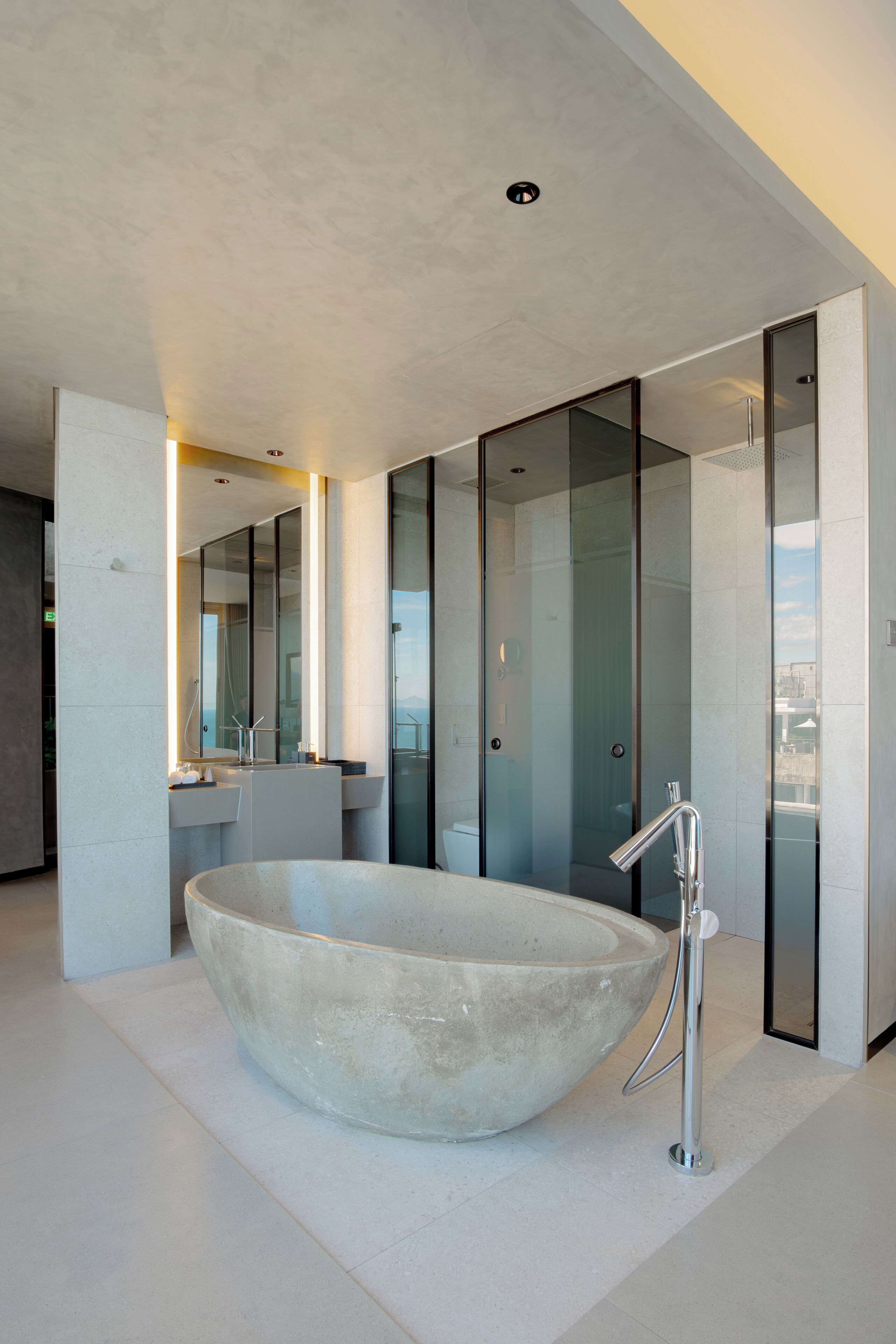 Une salle de bain moderne avec une grande baignoire sur pieds, une douche à parois de verre et un grand miroir.