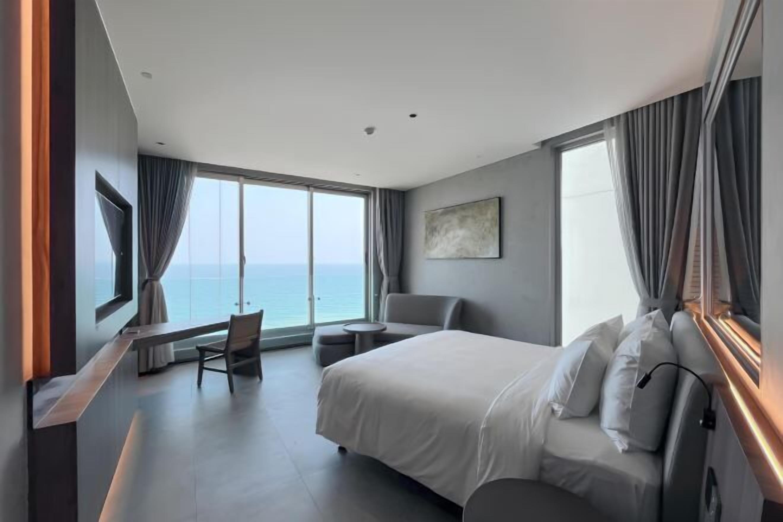 Ropa de cama de alta calidad, minibar, escritorio