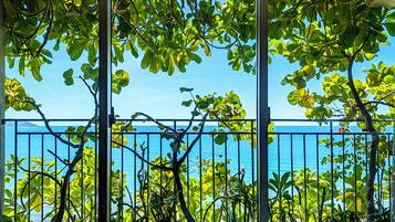 Sea Garden Deluxe Room Free Daily High Tea | Bathroom | Deep soaking tub, rainfall showerhead, designer toiletries, hair dryer