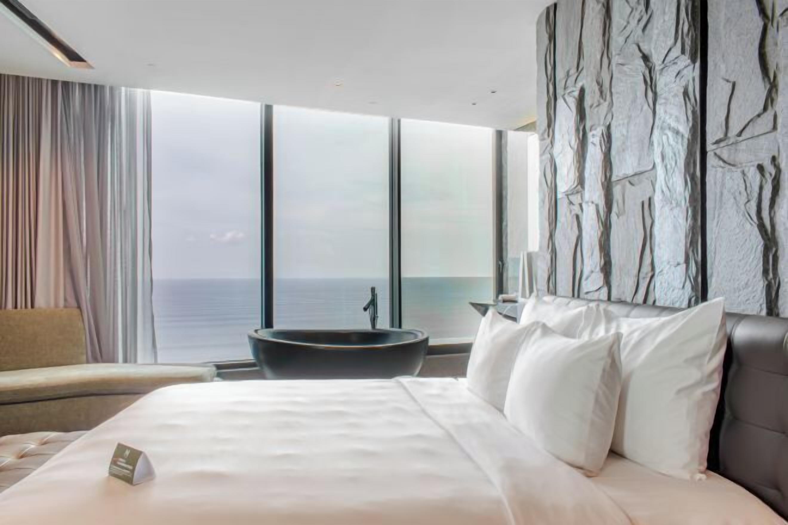 Ropa de cama de alta calidad, minibar, escritorio