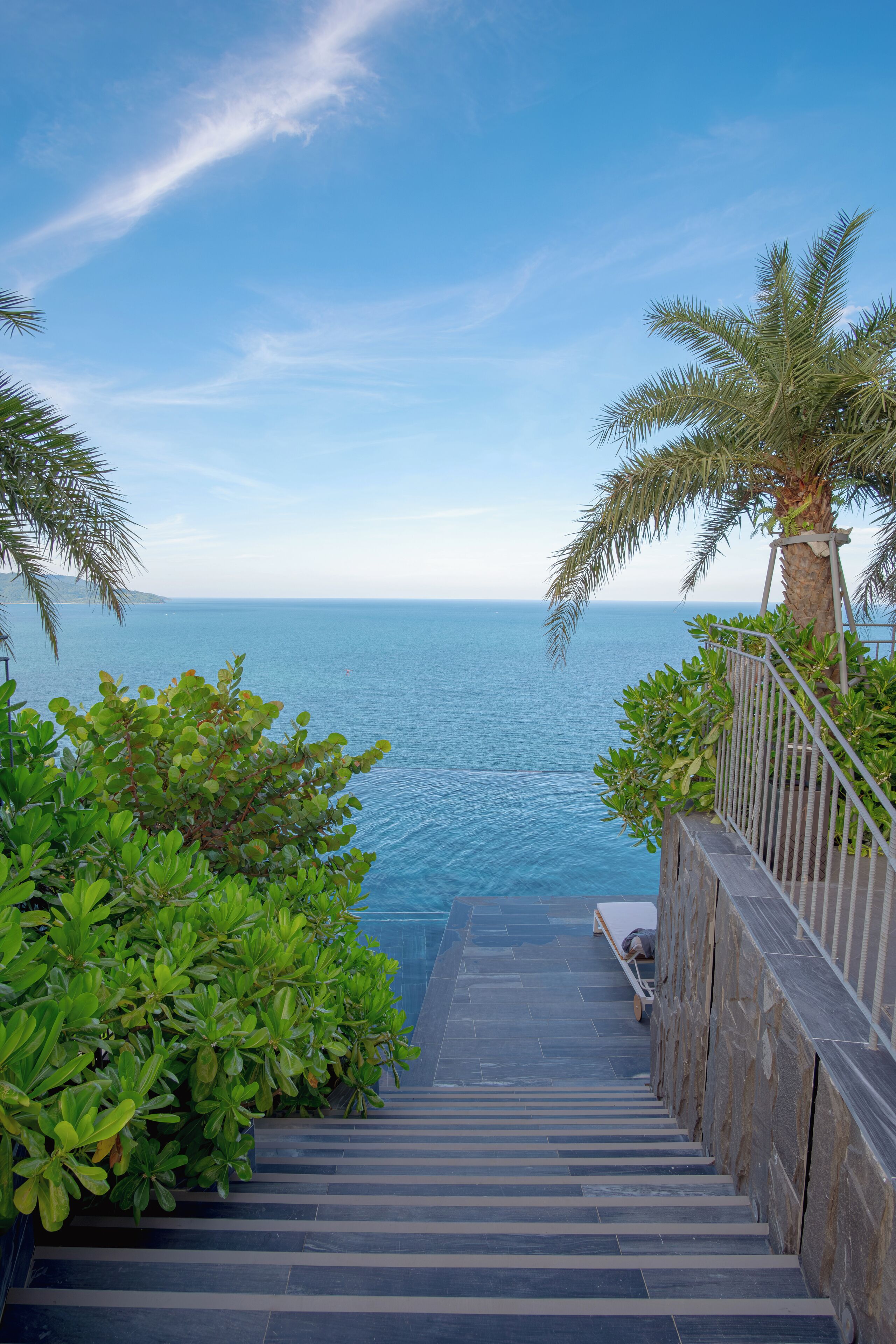 2 สระว่ายน้ำกลางแจ้  ง