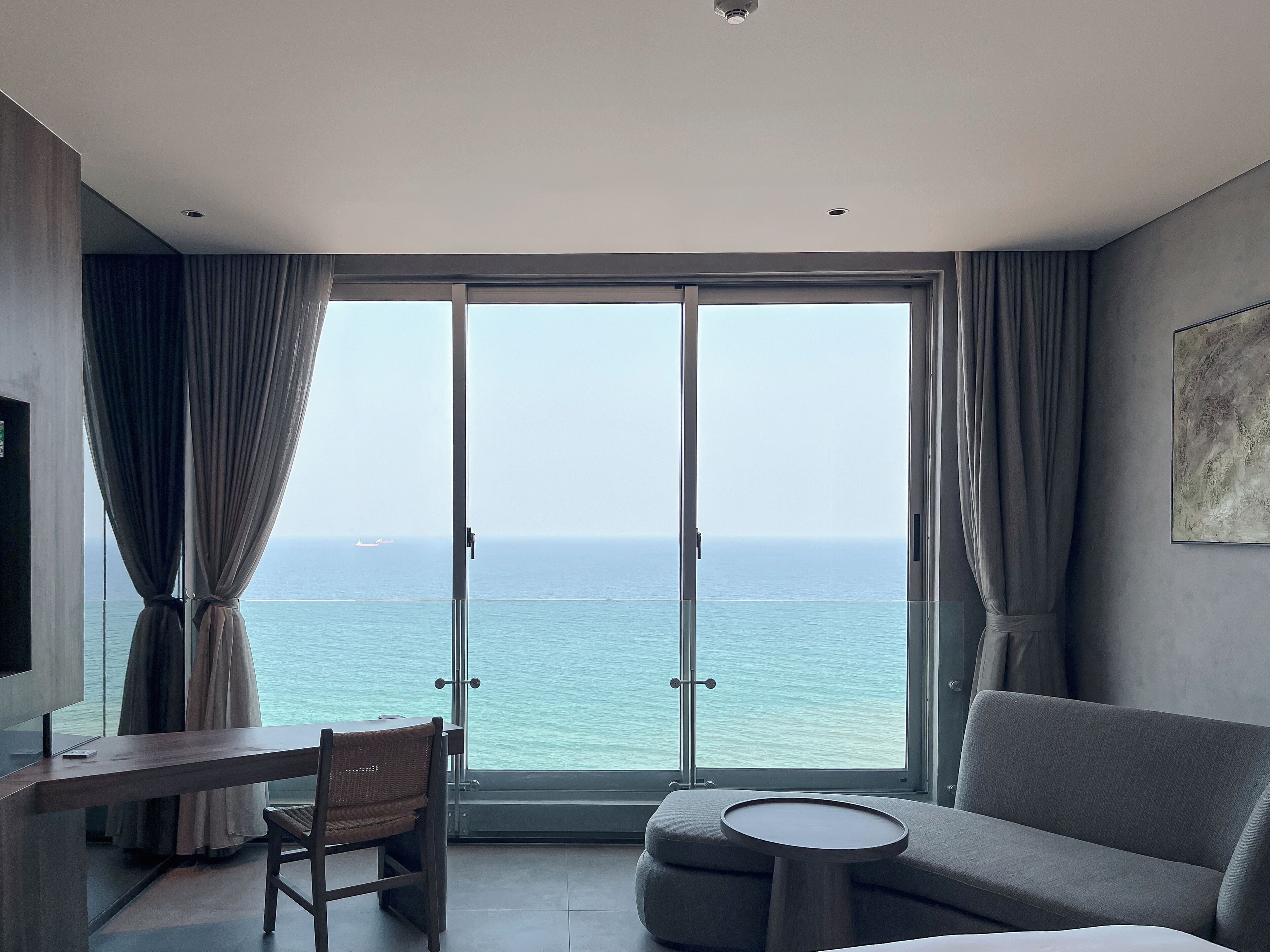 Seafront Contemporary Family Room Free Daily High Tea | Beach/ocean view