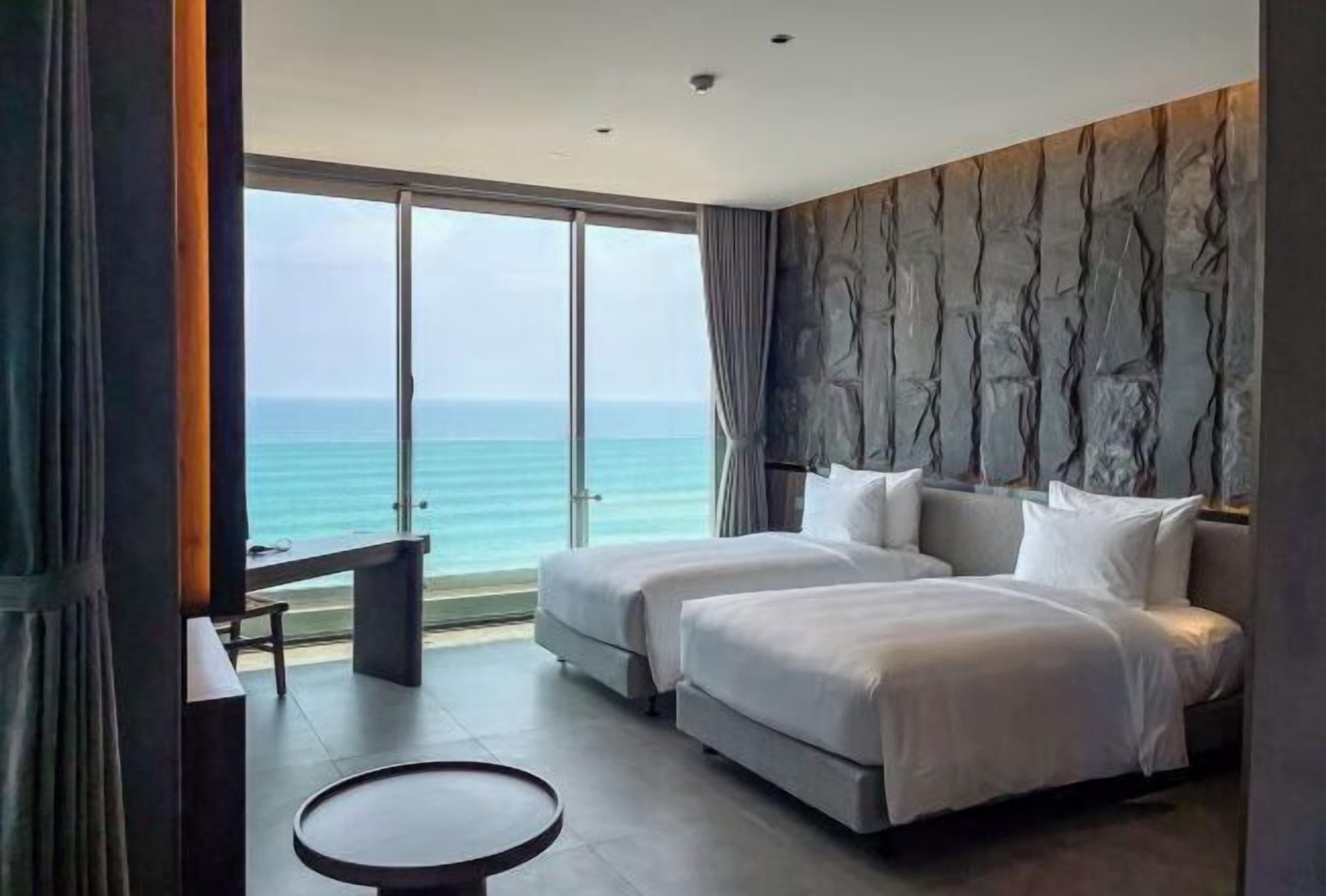 Ropa de cama de alta calidad, minibar, escritorio