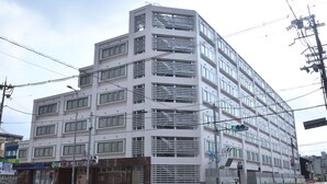 Un edificio de varios pisos con un diseño arquitectónico moderno, que cuenta con una serie de balcones y ventanas amplias.