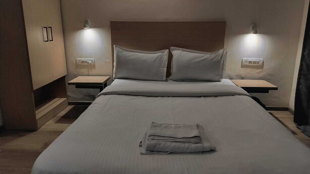 Deluxe Room - Hotel 27 Inn (Gurugram)