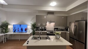 Fridge, microwave, oven, stovetop - Elegant Whole Townhome In Woodbridge Estate Vaughan (Vaughan)