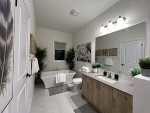 Hair dryer, towels, soap, shampoo - Elegant Whole Townhome In Woodbridge Estate Vaughan (Vaughan)