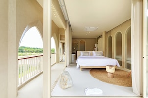 Minibar con artículos gratuitos y caja de seguridad en la habitación