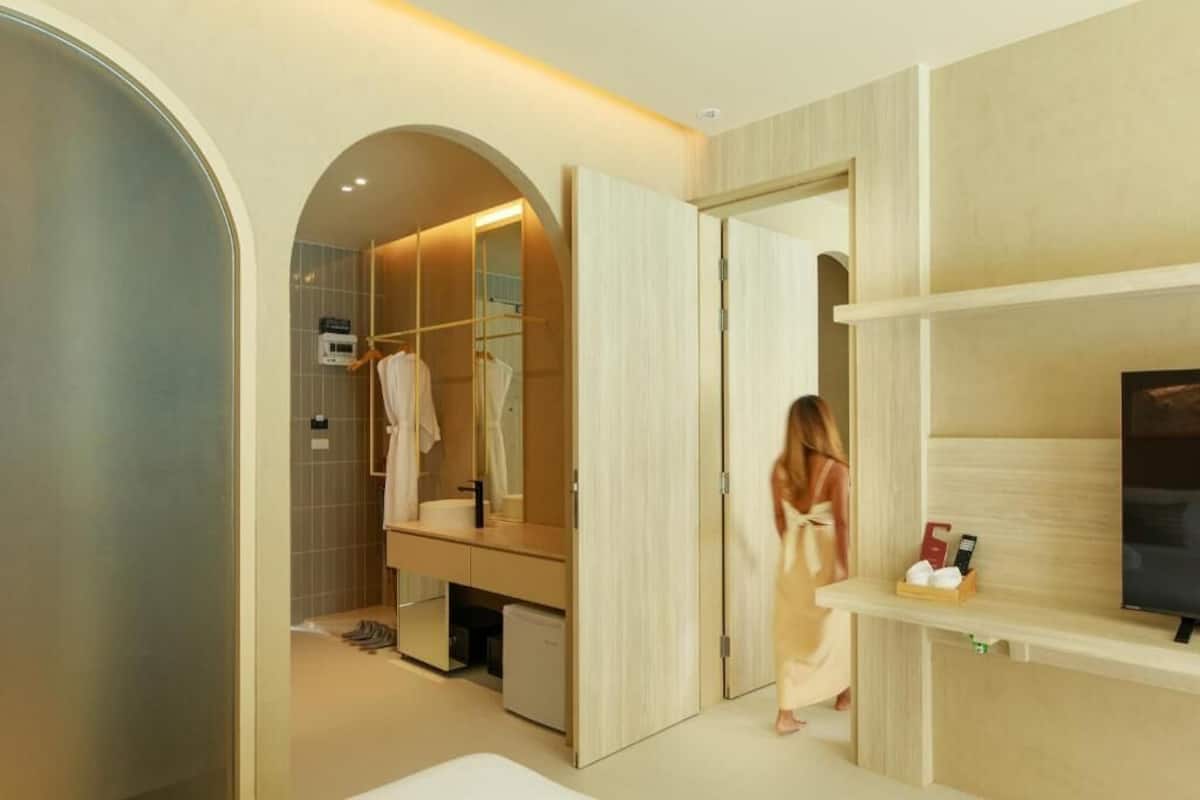 Familiekamer, aan het zwembad | 1 slaapkamer, een gratis minibar, een kluis op de kamer