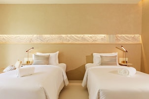 Minibar con artículos gratuitos y caja de seguridad en la habitación