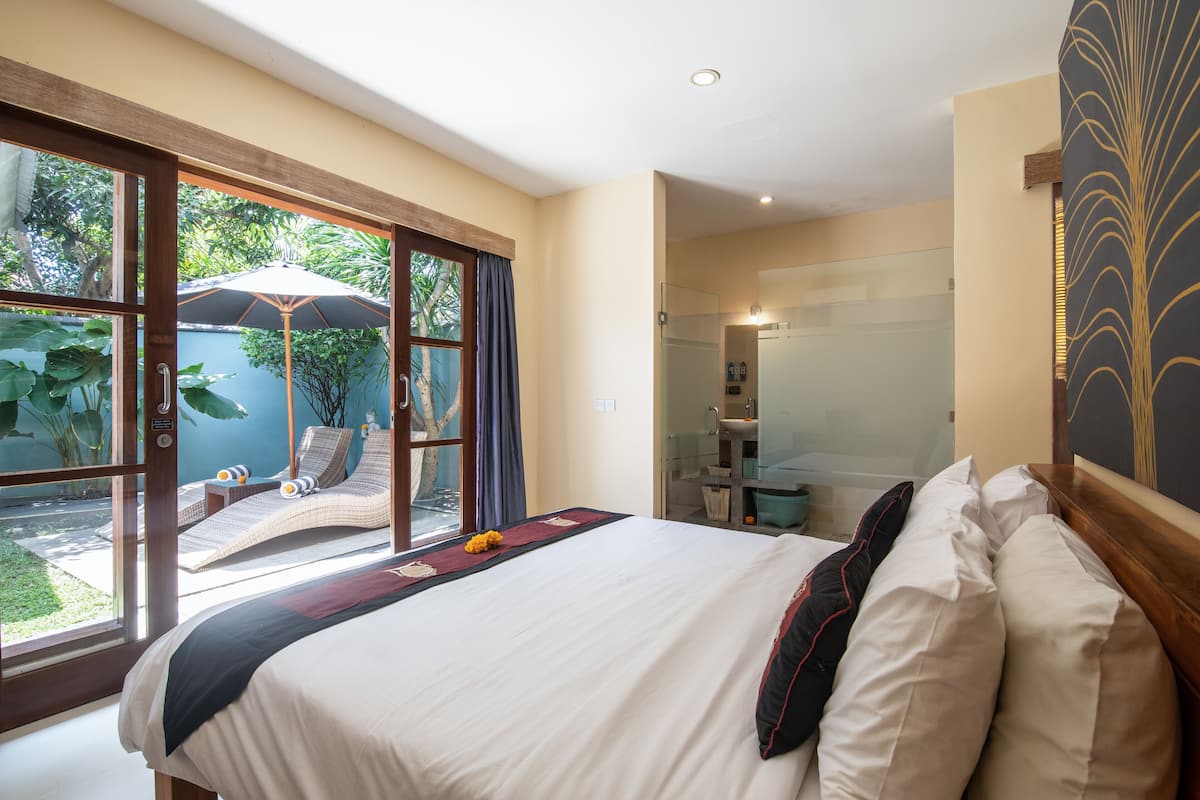 2 bedrooms, premium bedding, in-room safe, desk