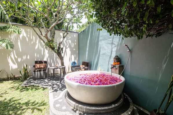 Villa, 1 King Bed, Bathtub | Room amenity