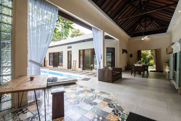 32-英寸液晶电视(配备有线频道)