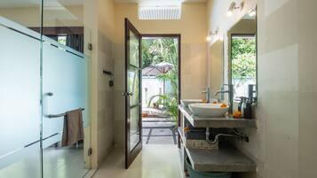 Comfort Villa, 2 Bedrooms | Bathroom | Shower, rainfall showerhead, free toiletries, hair dryer