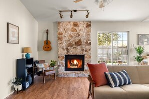 Smart-TV, Kamin, Bücher, Musikbibliothek