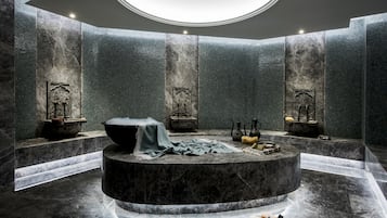 Salas de tratamiento para parejas, un sauna, una bañera de hidromasaje