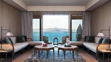 Frigobar, cofres nos quartos, escrivaninha, cortinas blackout