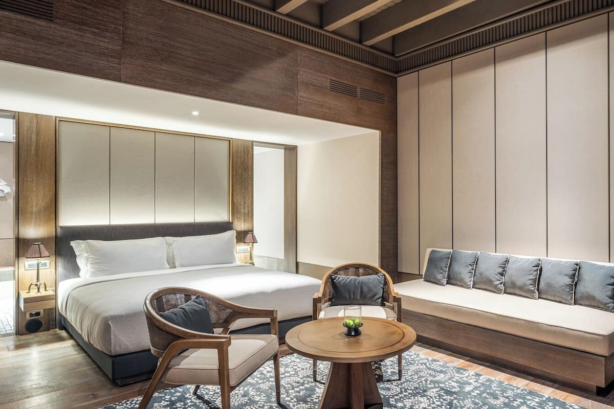 Minibar, caja de seguridad en la habitación y escritorio