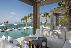 Una piscina techada, 2 piscinas al aire libre