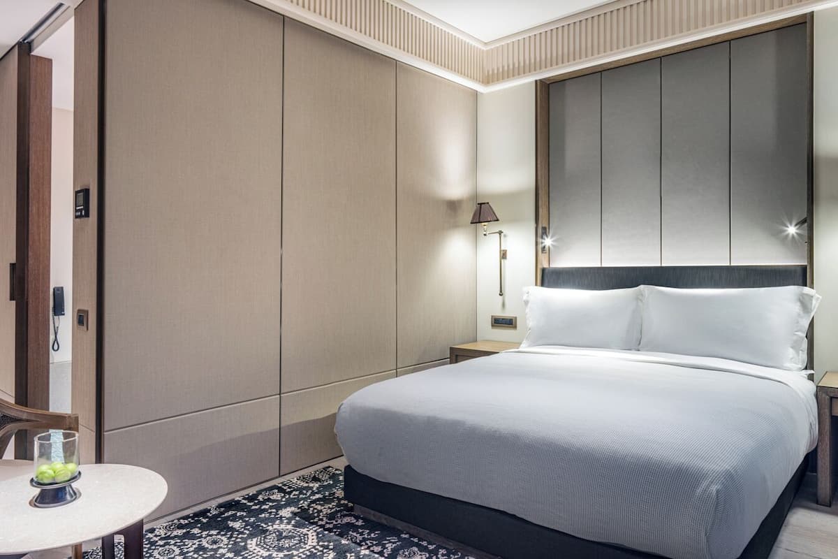 Deluxe Room, Garden View | Minibar, in-room safe, desk, blackout drapes