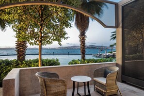 Minibar, safe på rommet, skrivebord og blendingsgardiner