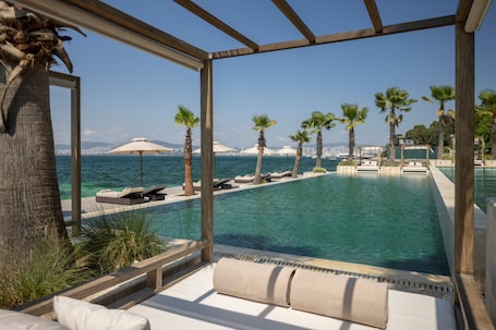 Una piscina techada, 2 piscinas al aire libre