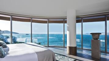 Sea Suite Panorama | Minibar, in-room safe, desk, blackout drapes