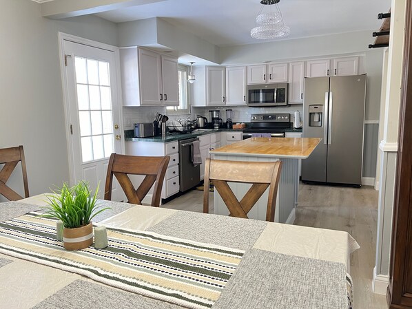 Micro-ondes, four, plaque de cuisson, lave-vaisselle