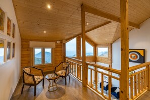 Wooden chalet - 4bhk with gazebo and Terrace | Wohnbereich | 32-Zoll-Flachbildfernseher mit Satellitenempfang