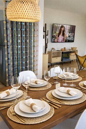 Dining - 2' to downtown, 10' to JT park, King bed, game room, arcade, firepit, hammocks (Joshua Tree)
