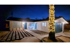 Exterior -  2' to downtown, 10' to JT park, King bed, game room, arcade, firepit, hammocks (Joshua Tree)