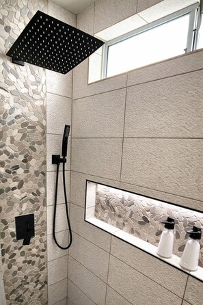 Shower, hair dryer, towels, soap -  2' to downtown, 10' to JT park, King bed, game room, arcade, firepit, hammocks (Joshua Tree)
