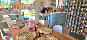 Dining -  2' to downtown, 10' to JT park, King bed, game room, arcade, firepit, hammocks (Joshua Tree)