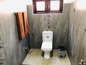 Bidet, asciugamani, sapone, shampoo