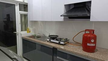 Réfrigérateur, micro-ondes, batterie de cuisine, vaisselle et ustensiles