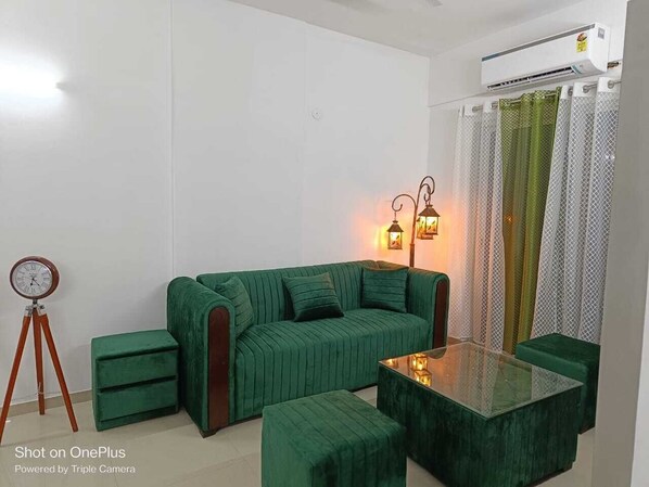 TV - BnBBuddy- Aarohi Homes@3bhk West Delhi (New Delhi)