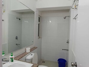 Dusche, kostenlose Toilettenartikel, Handtücher, Seife
