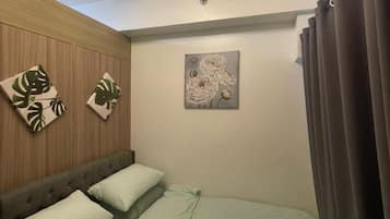 Condo com design assinado, 1 cama Queen e sofá-cama, vista para a piscina | 1 quarto, individualmente decorados, individualmente mobiliados