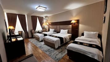 Standard-Dreibettzimmer | Allergikerbettwaren, Minibar, Schreibtisch