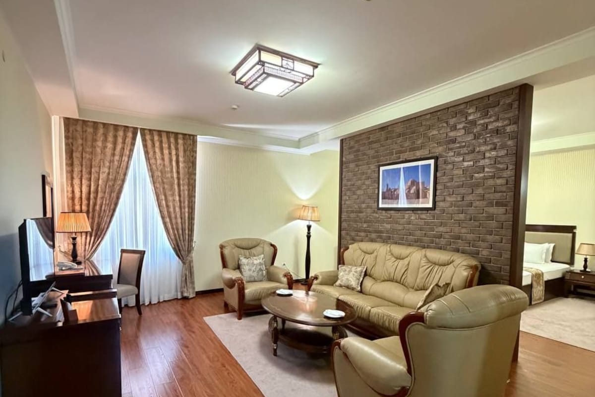 Deluxe Room | Hypo-allergenic bedding available, minibar, desk, laptop workspace