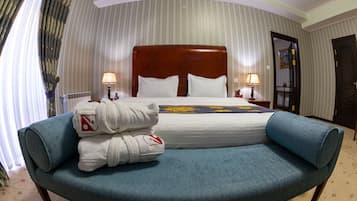 Luxury Suite | Hypo-allergenic bedding, minibar, desk, laptop workspace