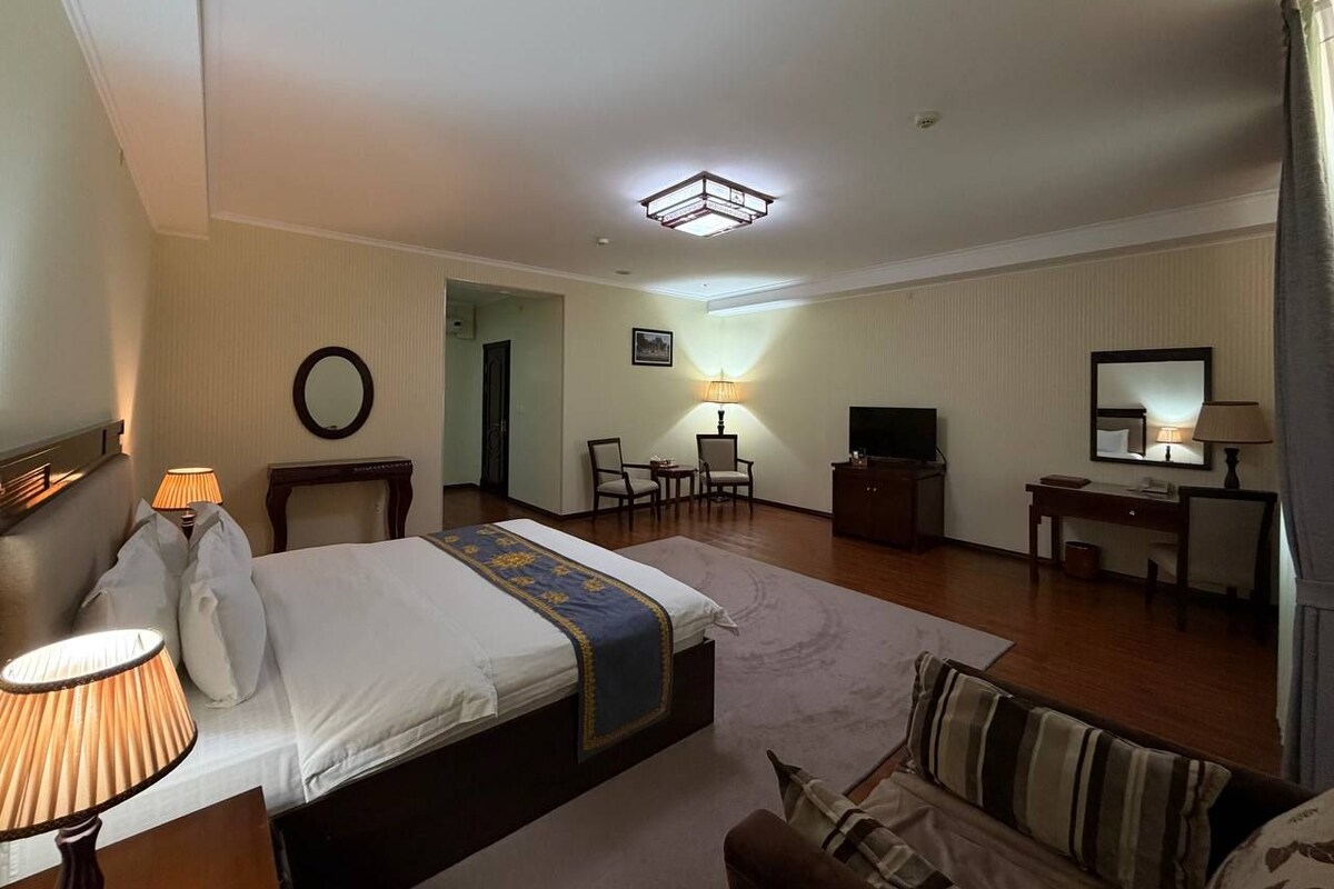 Deluxe Room | Hypo-allergenic bedding available, minibar, desk, laptop workspace