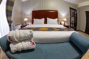 Ropa de cama hipoalergénica, minibar y escritorio