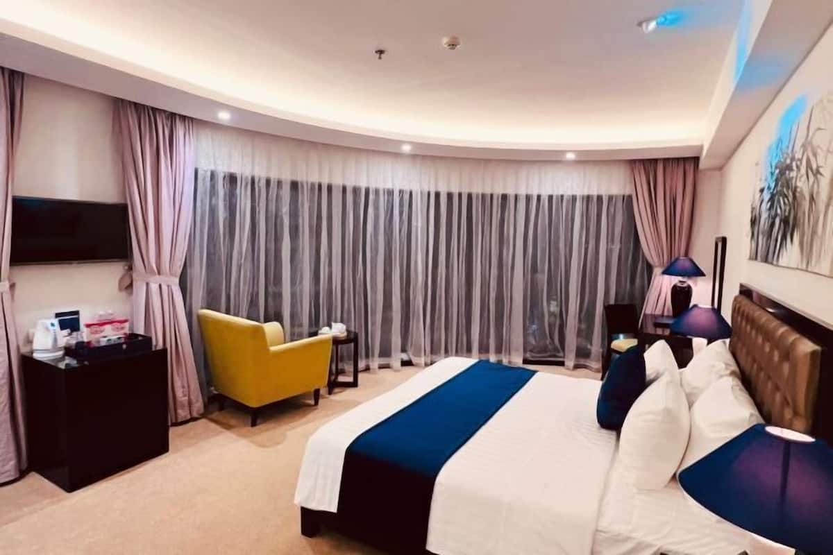 1 bedroom, hypo-allergenic bedding, free minibar items, in-room safe